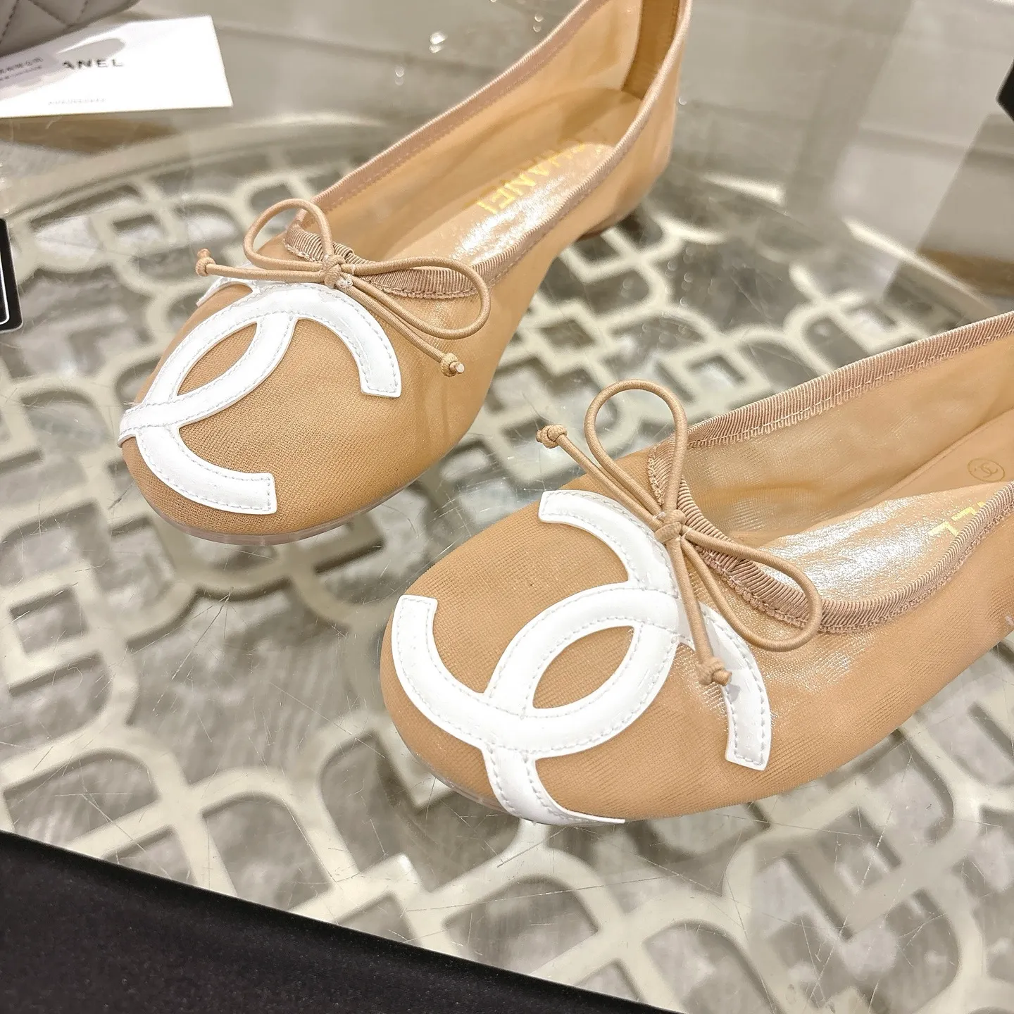 👟👟Ex-factory price 520👟👟 Mesh [purchase-level quality] CHANEL Xiaoxiang 25/A new summer bow-tie shoes 💃 This pair of "dancing shoes" is really breathtakingly beautiful! Made of cowhide fabric + exquisite electric embroidery, every detail exudes a sense of high-end ~ classic bow design, Italian genuine leather sole, comfortable and elegant on the feet, a perfect must-have for fairies!  🌟 All counters are from the same source! All materials are customized according to the original 1:1, and are developed and patterned from genuine products. The quality is absolutely assured ~ a classic that must be bought every year, a versatile artifact that looks great whether paired with skirts or jeans!  💖 The perfect finishing touch for summer outfits, sisters, just do it! 👉 Fabric: Imported sheepskin Lining: Imported sheepskin Outsole: Private molded outsole Size: 35-40